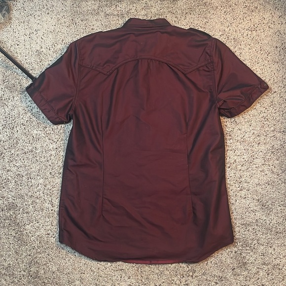 Guess Woman’s Maroon Short Sleeve Button Up Shirt Size Large‎ - Picture 5 of 7